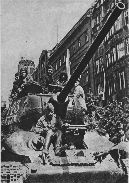 Tank č. 23 na Václavském náměstí.jpg